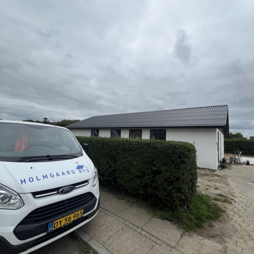 Holmgaard lastbil med nyt tag i baggrunden