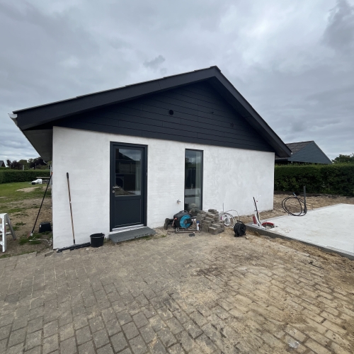 hvidt hus med mørk gavl og nyt tag