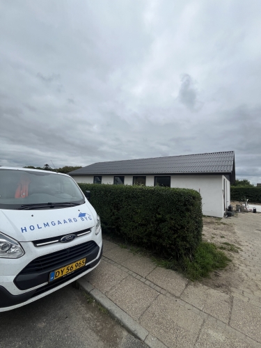 Holmgaard lastbil med nyt tag i baggrunden