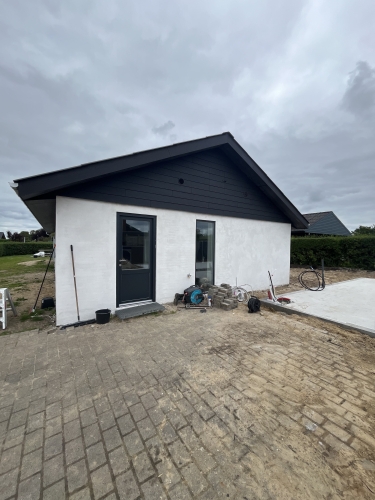 hvidt hus med mørk gavl og nyt tag